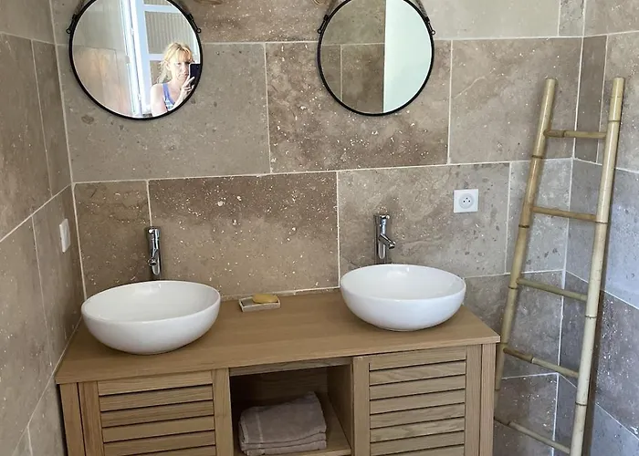 Maison Entierement Rénovée à 10 Mn De La *